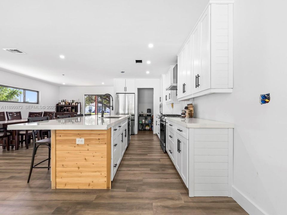 На продажу: $710,000 (4 спален, 2 ванн, 1957 Квадратных фут)