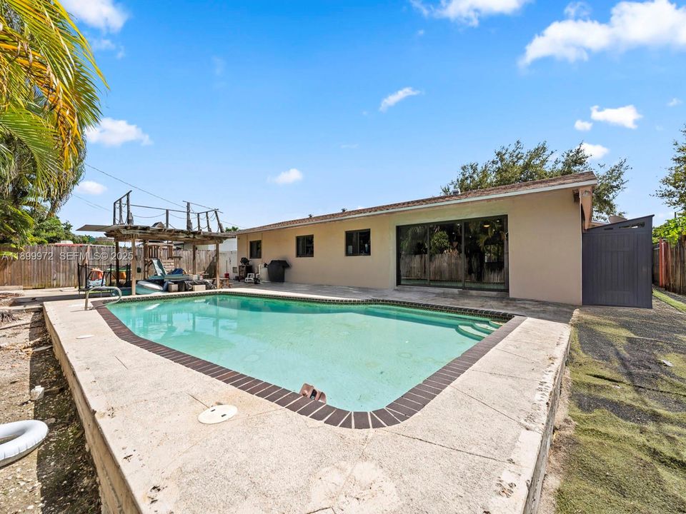 На продажу: $710,000 (4 спален, 2 ванн, 1957 Квадратных фут)