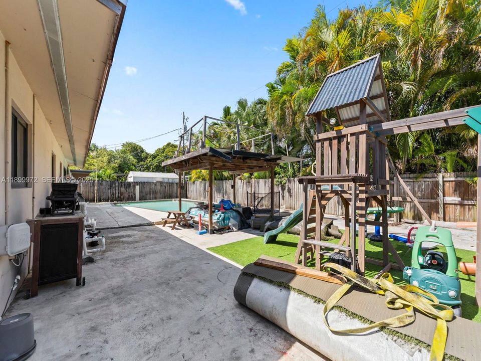 На продажу: $710,000 (4 спален, 2 ванн, 1957 Квадратных фут)