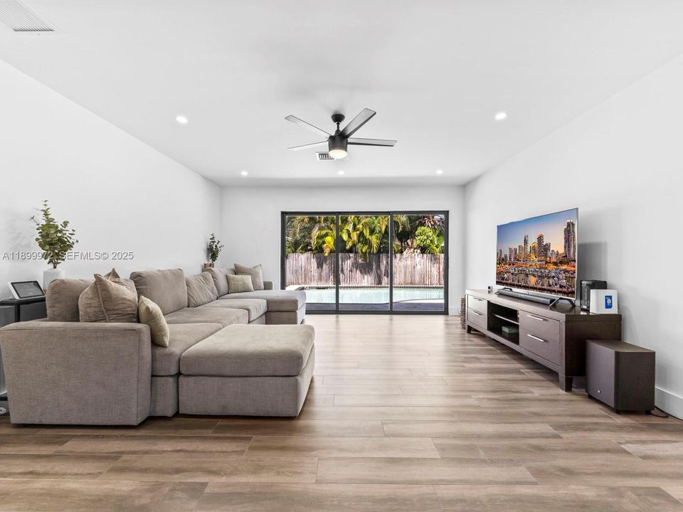 На продажу: $710,000 (4 спален, 2 ванн, 1957 Квадратных фут)