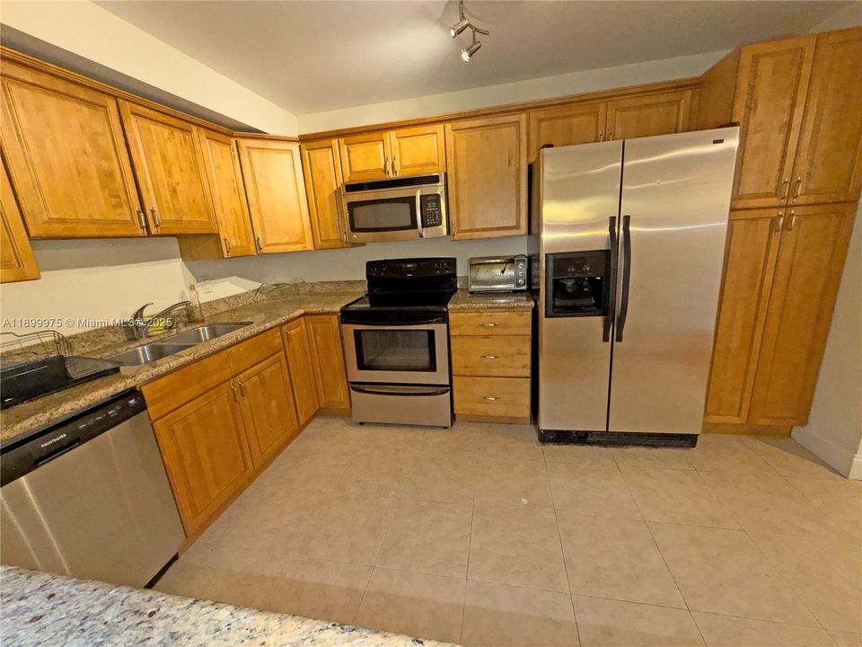 出租: $2,050 (1 贝兹, 1 浴室, 1075 平方英尺)