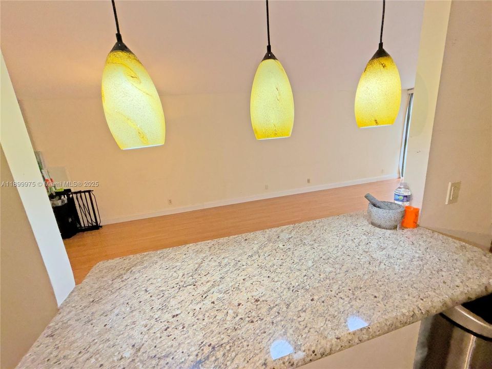 出租: $2,050 (1 贝兹, 1 浴室, 1075 平方英尺)