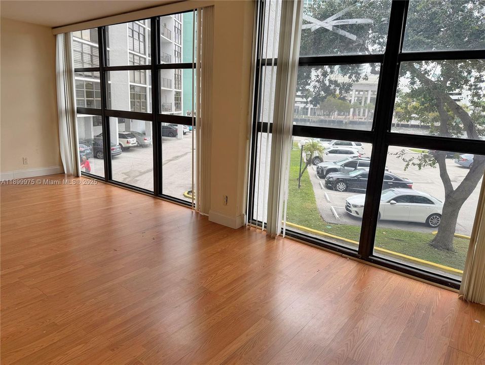 出租: $2,050 (1 贝兹, 1 浴室, 1075 平方英尺)