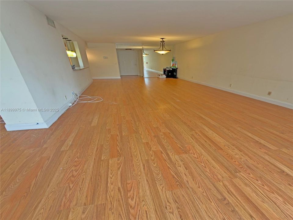 出租: $2,050 (1 贝兹, 1 浴室, 1075 平方英尺)