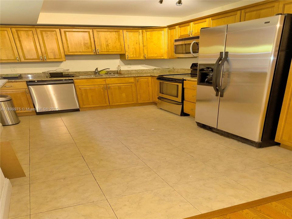 出租: $2,050 (1 贝兹, 1 浴室, 1075 平方英尺)