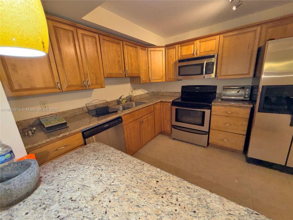 出租: $2,050 (1 贝兹, 1 浴室, 1075 平方英尺)