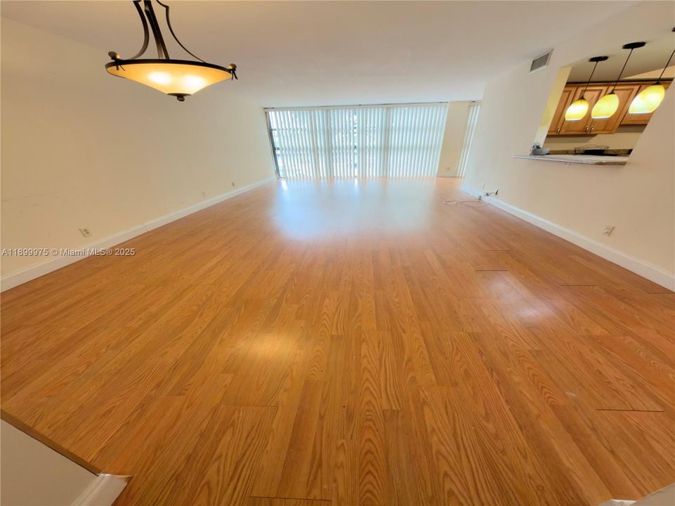 出租: $2,050 (1 贝兹, 1 浴室, 1075 平方英尺)