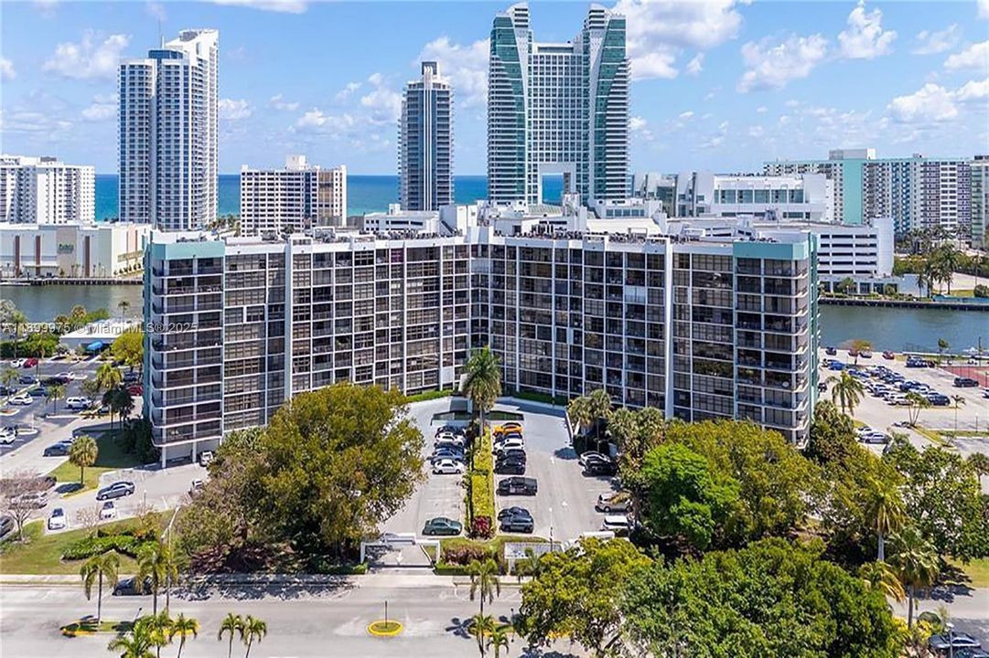 出租: $2,050 (1 贝兹, 1 浴室, 1075 平方英尺)