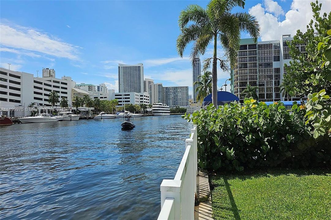 出租: $2,050 (1 贝兹, 1 浴室, 1075 平方英尺)