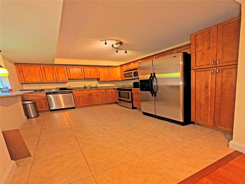 出租: $2,050 (1 贝兹, 1 浴室, 1075 平方英尺)