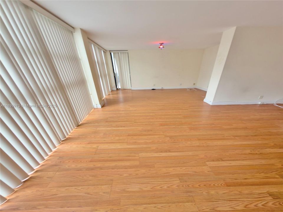 出租: $2,050 (1 贝兹, 1 浴室, 1075 平方英尺)