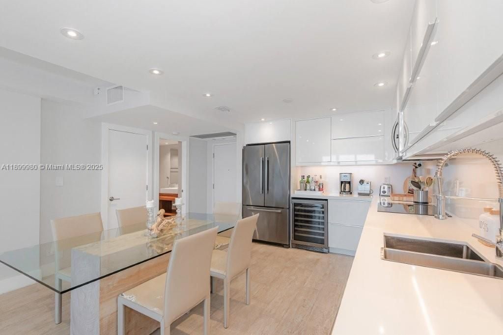 出租: $20,100 (1 贝兹, 2 浴室, 900 平方英尺)