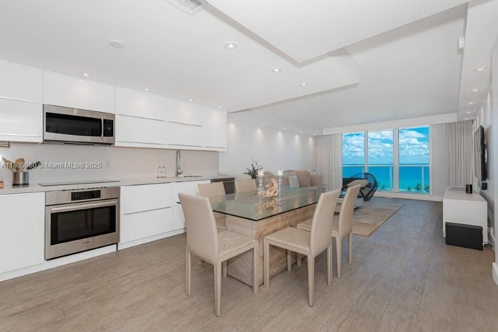 出租: $20,100 (1 贝兹, 2 浴室, 900 平方英尺)