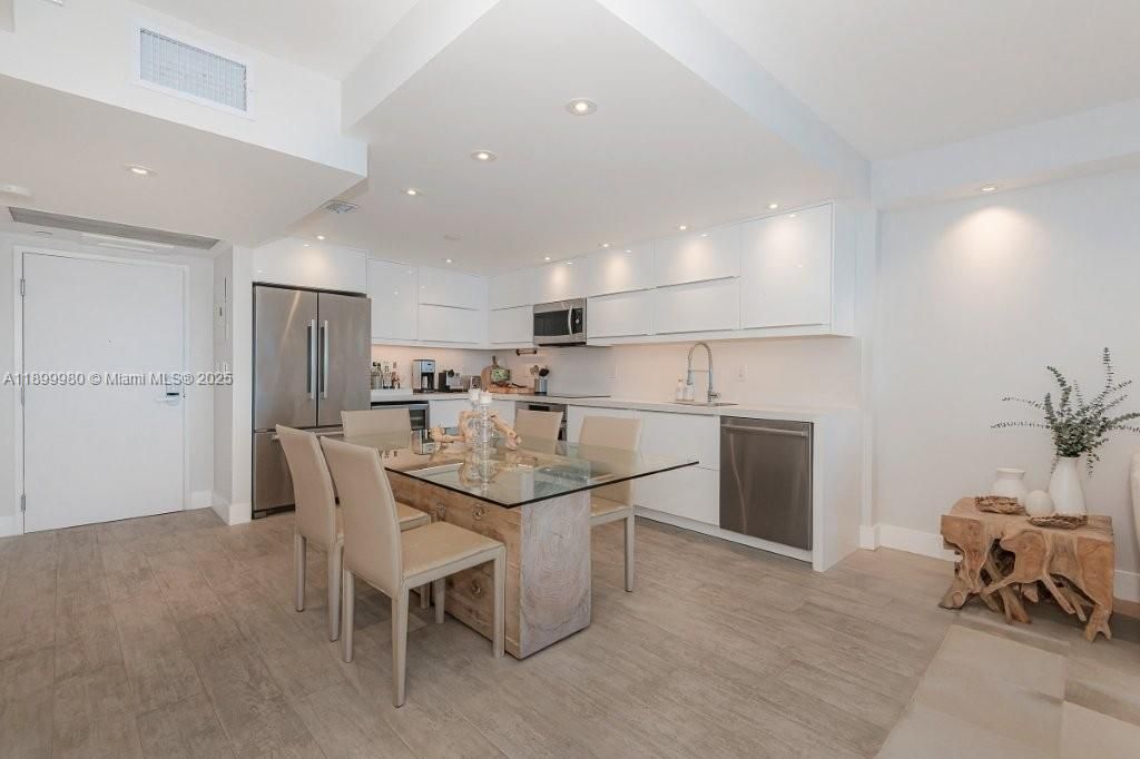 出租: $20,100 (1 贝兹, 2 浴室, 900 平方英尺)