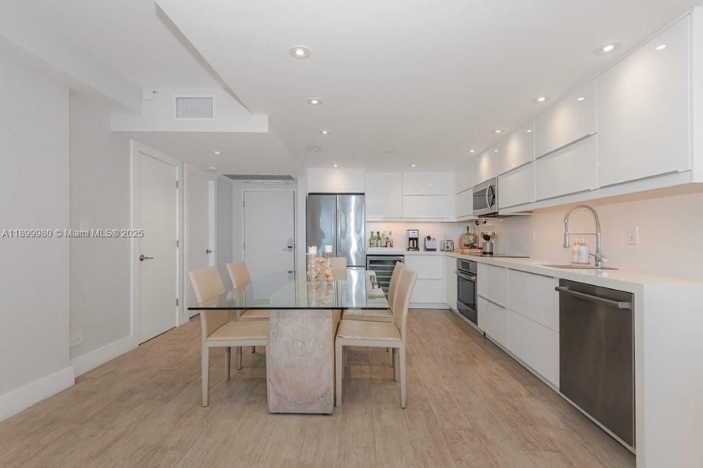 出租: $20,100 (1 贝兹, 2 浴室, 900 平方英尺)