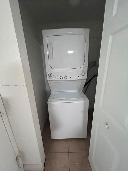 For Rent: $2,400 (3 beds, 2 baths, 1206 Square Feet)