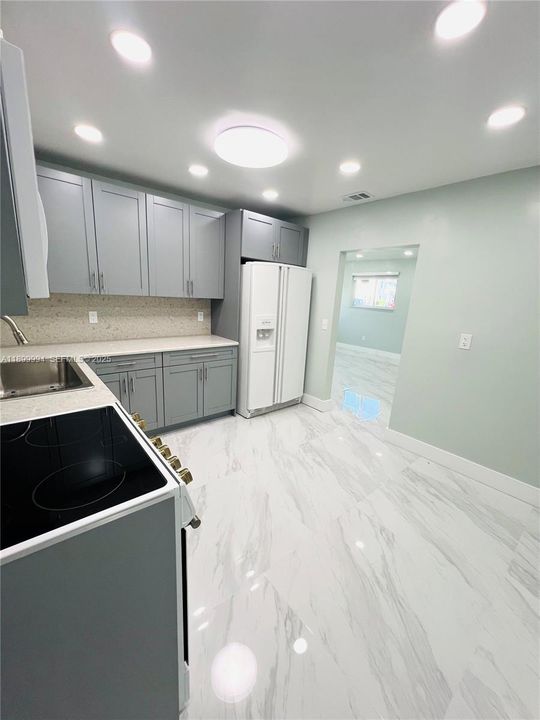 Active With Contract: $3,000 (3 beds, 2 baths, 1602 Square Feet)