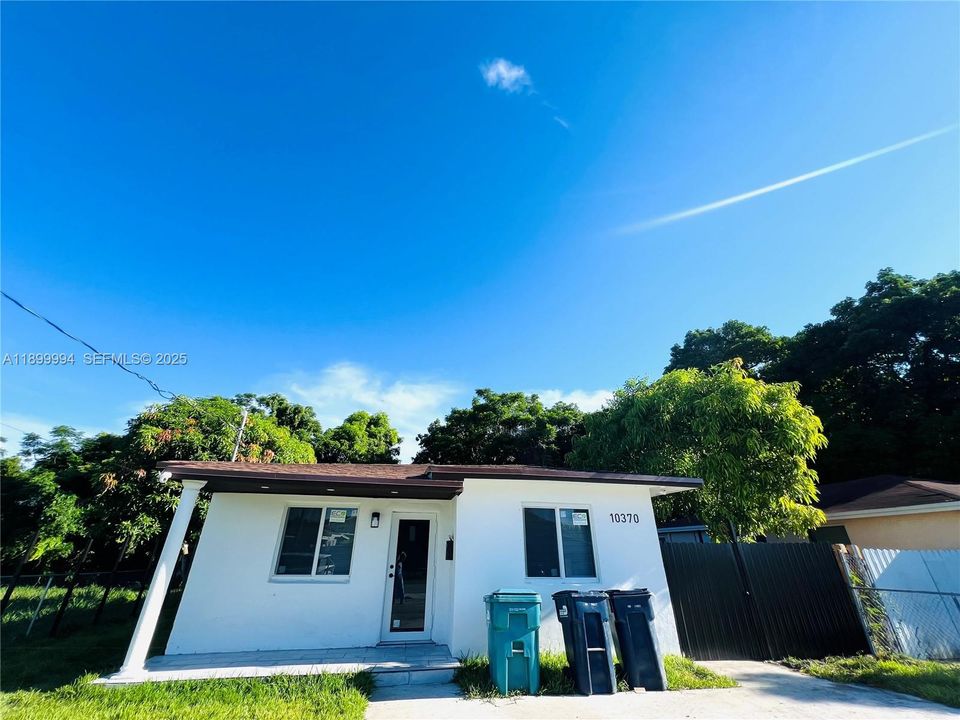 Active With Contract: $3,000 (3 beds, 2 baths, 1602 Square Feet)