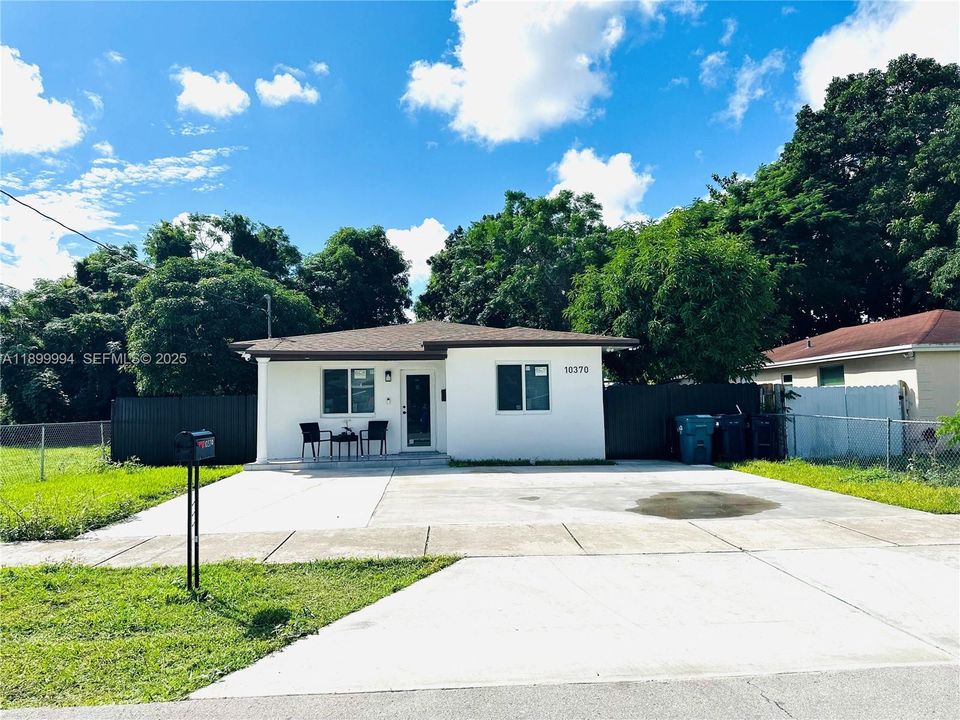 Active With Contract: $3,000 (3 beds, 2 baths, 1602 Square Feet)