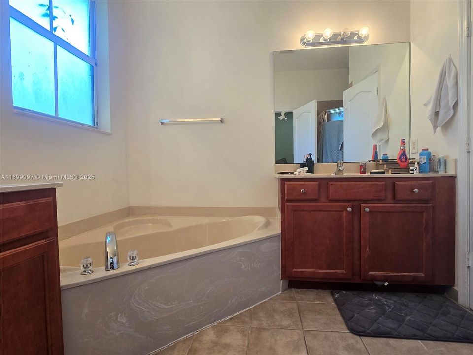 For Sale: $367,000 (4 beds, 3 baths, 1592 Square Feet)