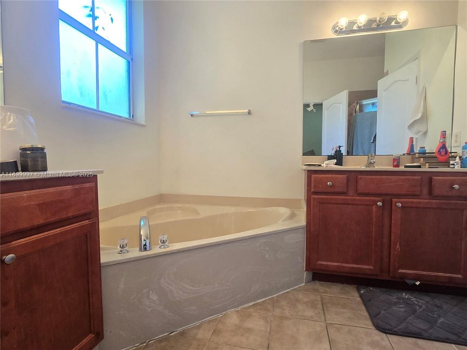 For Sale: $367,000 (4 beds, 3 baths, 1592 Square Feet)