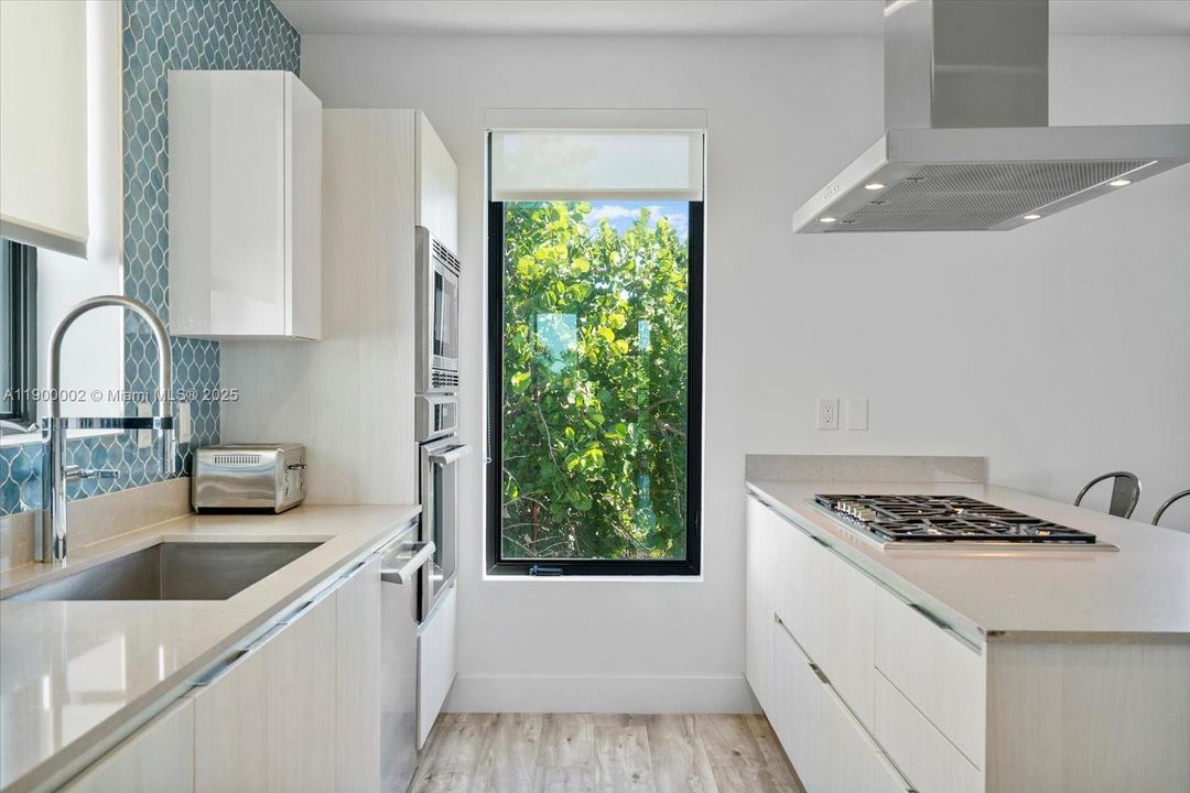 For Rent: $9,900 (4 beds, 3 baths, 2736 Square Feet)