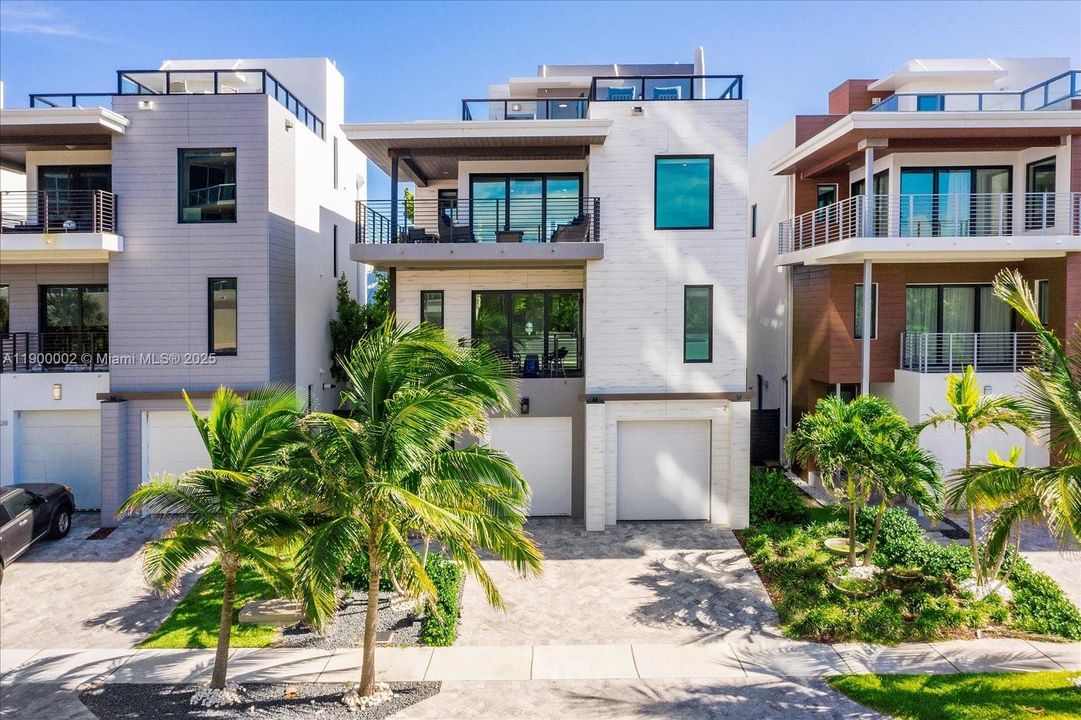 For Rent: $9,900 (4 beds, 3 baths, 2736 Square Feet)