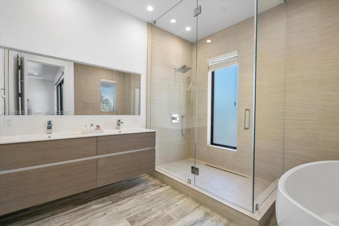 For Rent: $9,900 (4 beds, 3 baths, 2736 Square Feet)