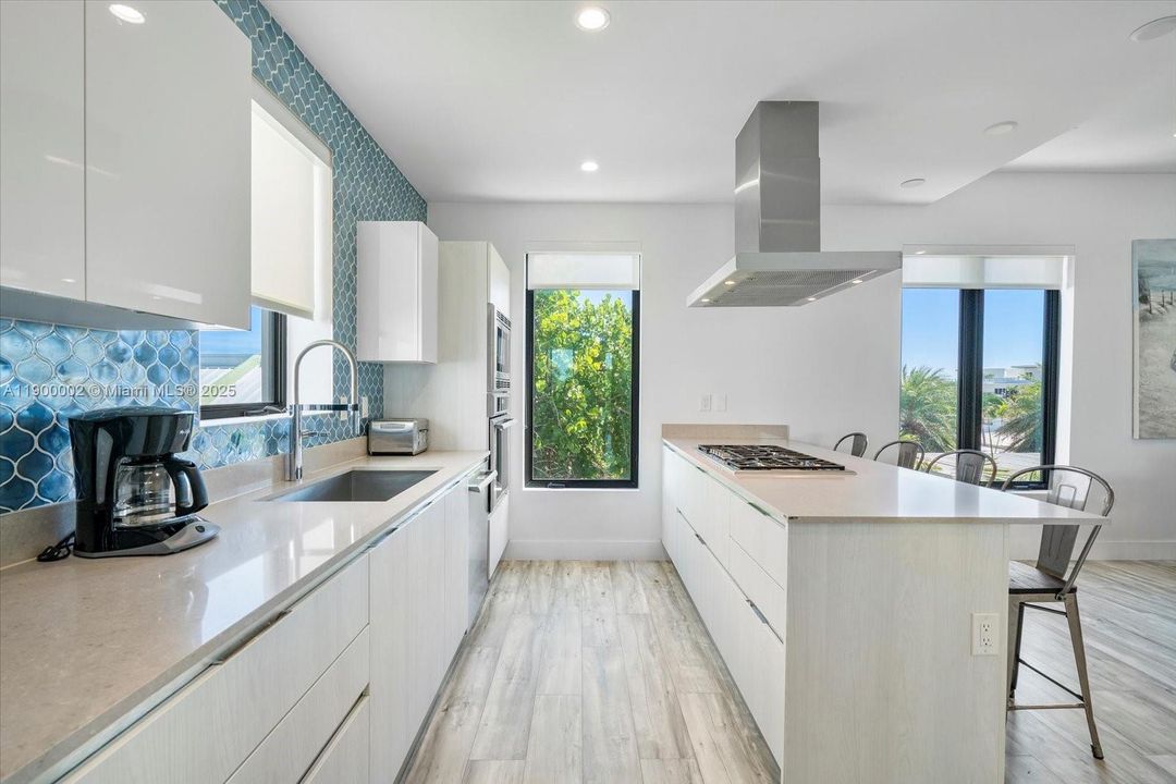 For Rent: $9,900 (4 beds, 3 baths, 2736 Square Feet)