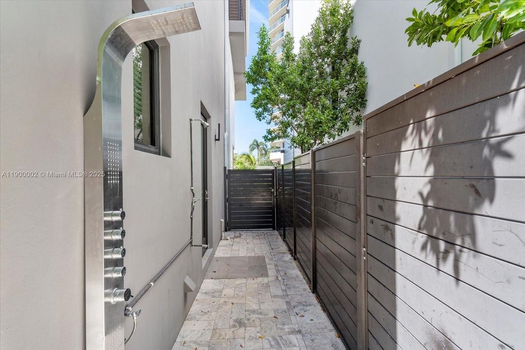 For Rent: $9,900 (4 beds, 3 baths, 2736 Square Feet)