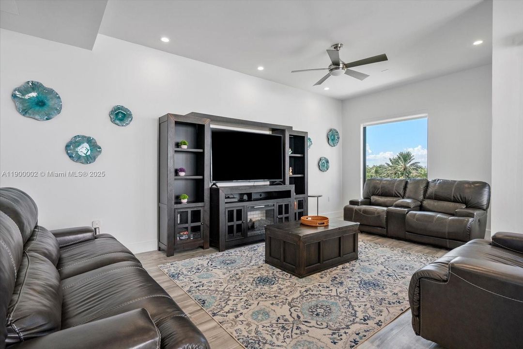 For Rent: $9,900 (4 beds, 3 baths, 2736 Square Feet)