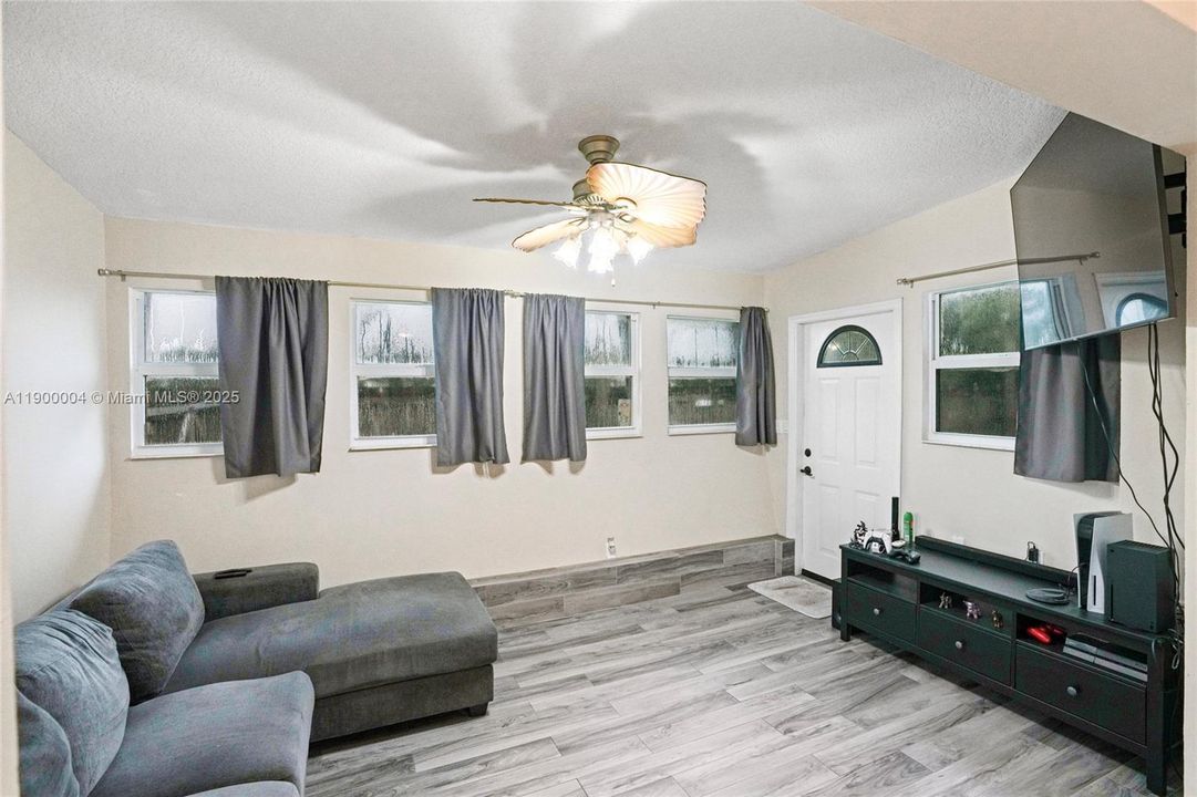 Recently Rented: $3,500 (3 beds, 2 baths, 1302 Square Feet)