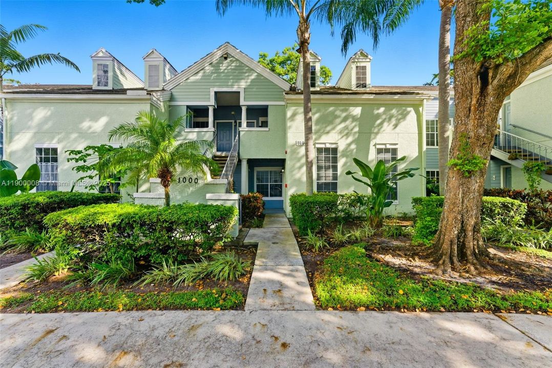 For Sale: $200,000 (1 beds, 1 baths, 696 Square Feet)