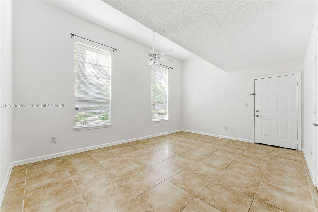 For Sale: $200,000 (1 beds, 1 baths, 696 Square Feet)