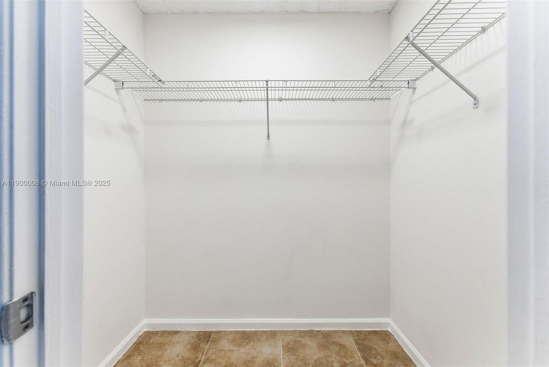 For Sale: $200,000 (1 beds, 1 baths, 696 Square Feet)