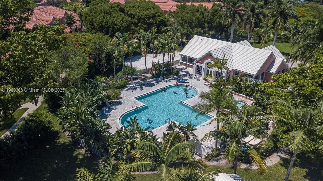 For Sale: $200,000 (1 beds, 1 baths, 696 Square Feet)