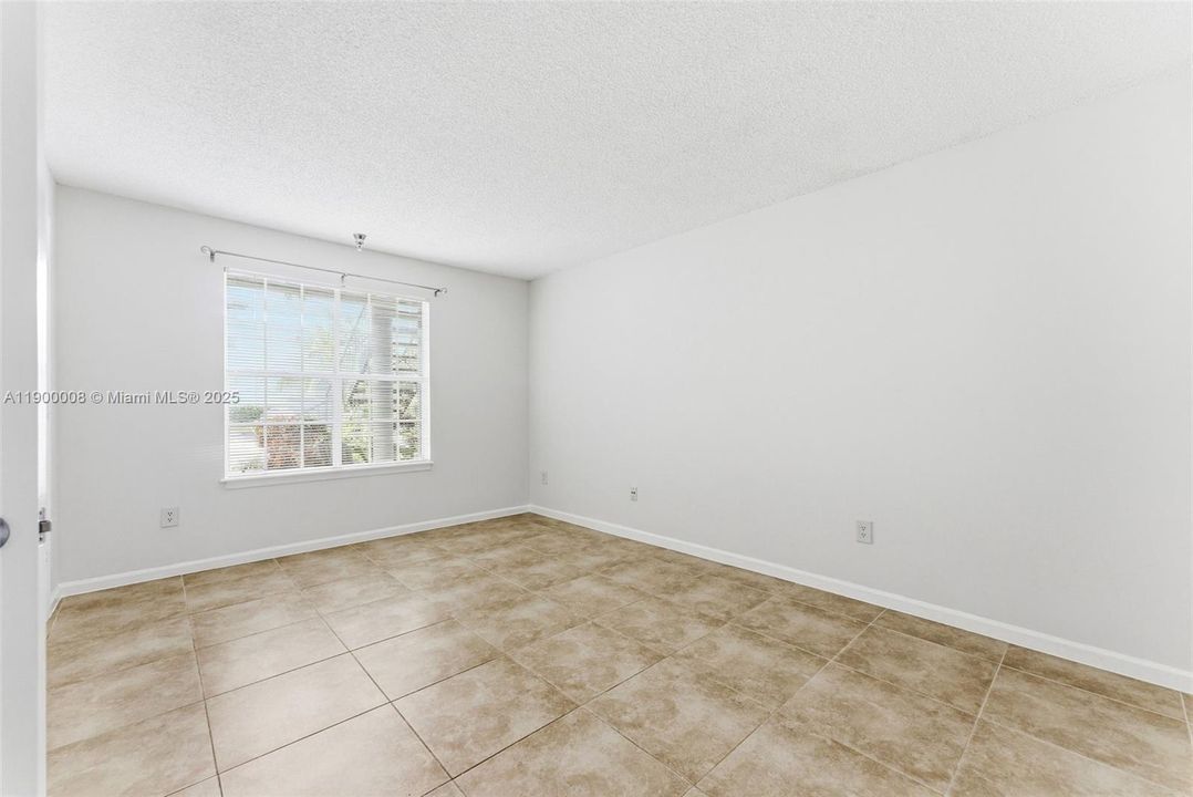 For Sale: $200,000 (1 beds, 1 baths, 696 Square Feet)