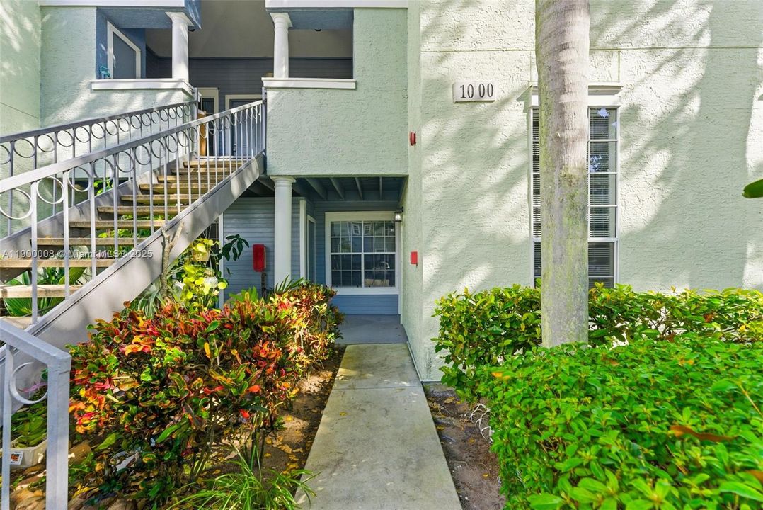 For Sale: $200,000 (1 beds, 1 baths, 696 Square Feet)