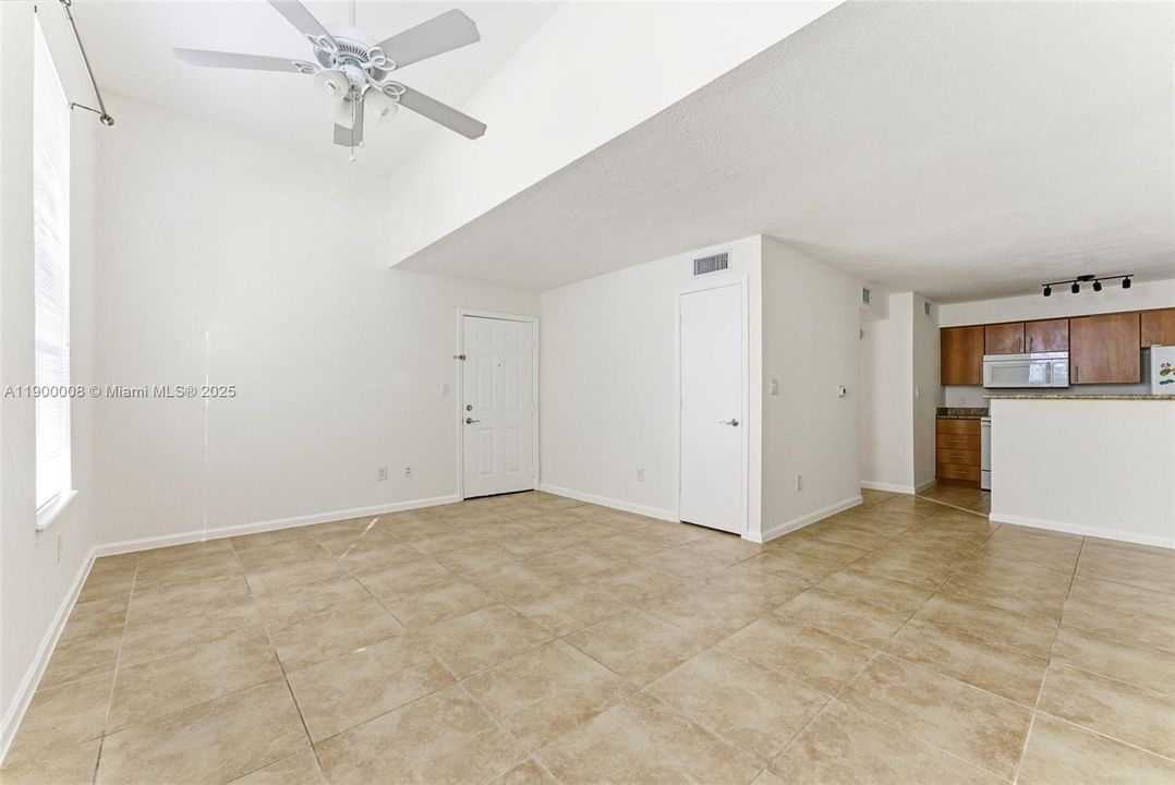 For Sale: $200,000 (1 beds, 1 baths, 696 Square Feet)
