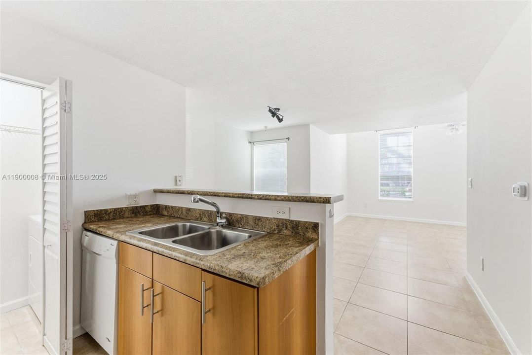 For Sale: $200,000 (1 beds, 1 baths, 696 Square Feet)