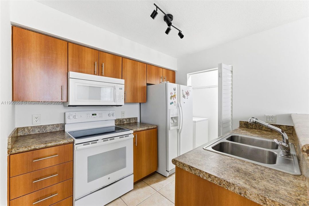 For Sale: $200,000 (1 beds, 1 baths, 696 Square Feet)