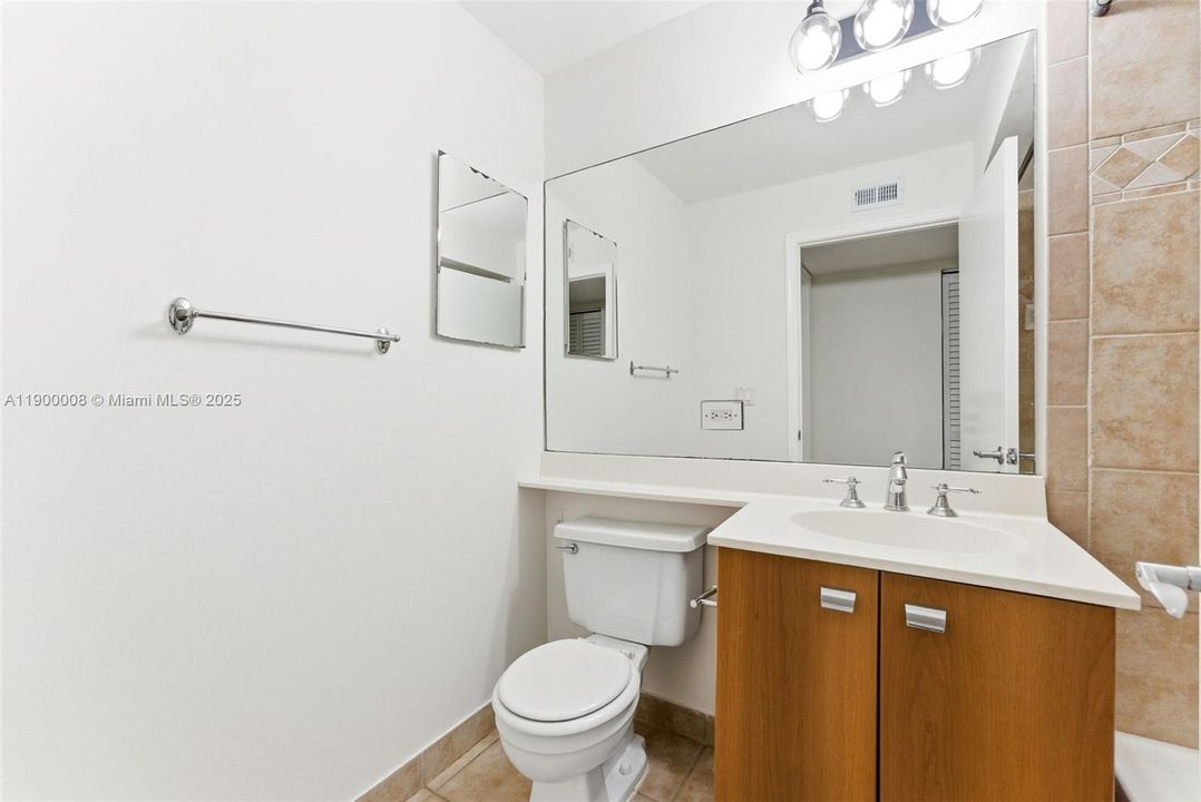 For Sale: $200,000 (1 beds, 1 baths, 696 Square Feet)