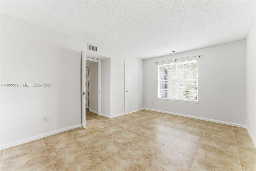 For Sale: $200,000 (1 beds, 1 baths, 696 Square Feet)