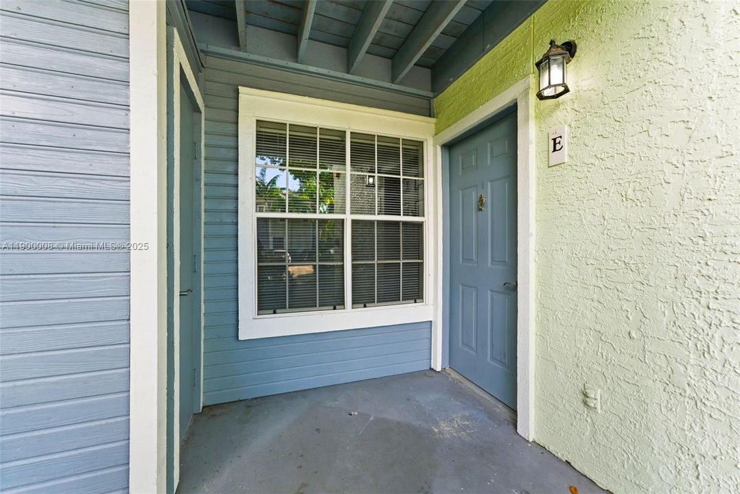 For Sale: $200,000 (1 beds, 1 baths, 696 Square Feet)