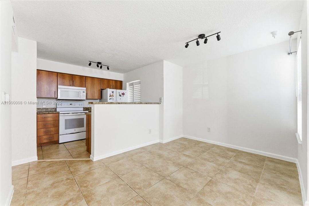 For Sale: $200,000 (1 beds, 1 baths, 696 Square Feet)