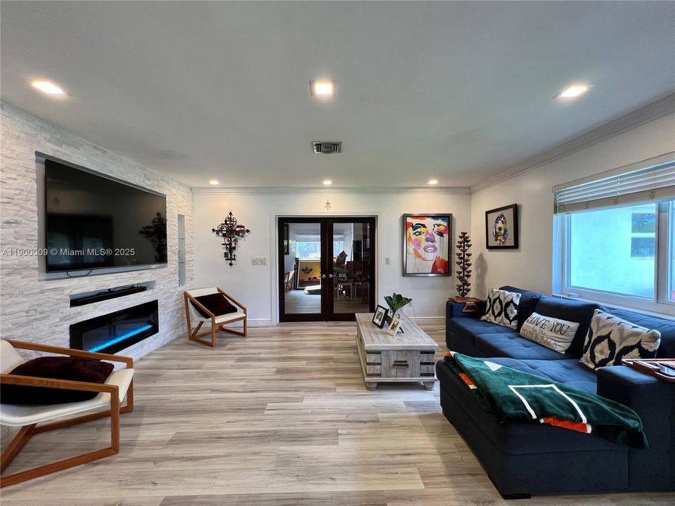 For Rent: $3,800 (3 beds, 3 baths, 1957 Square Feet)