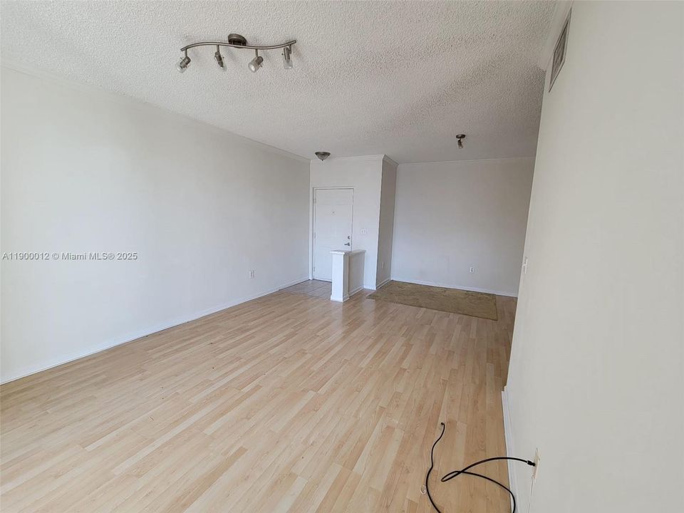 For Rent: $2,250 (1 beds, 1 baths, 673 Square Feet)