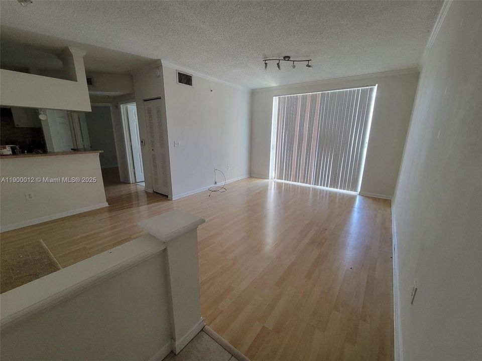 For Rent: $2,250 (1 beds, 1 baths, 673 Square Feet)
