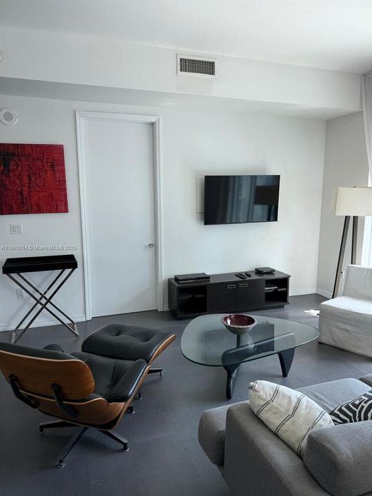 For Rent: $4,250 (2 beds, 2 baths, 1123 Square Feet)