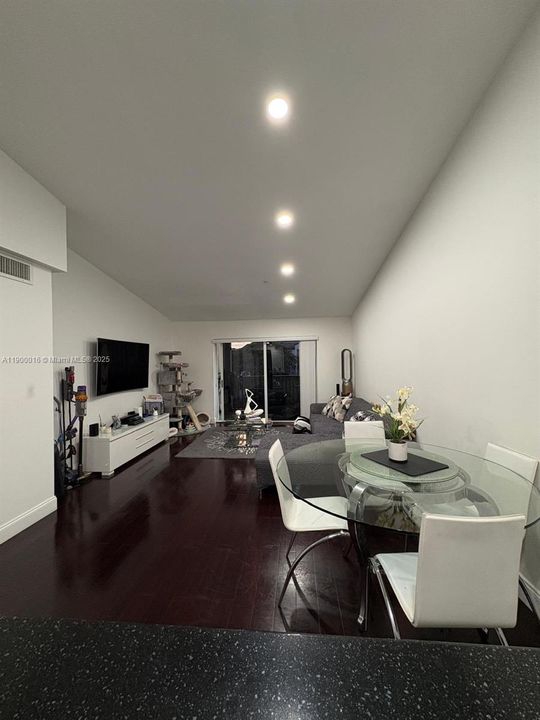 Recently Rented: $3,100 (3 beds, 2 baths, 1177 Square Feet)